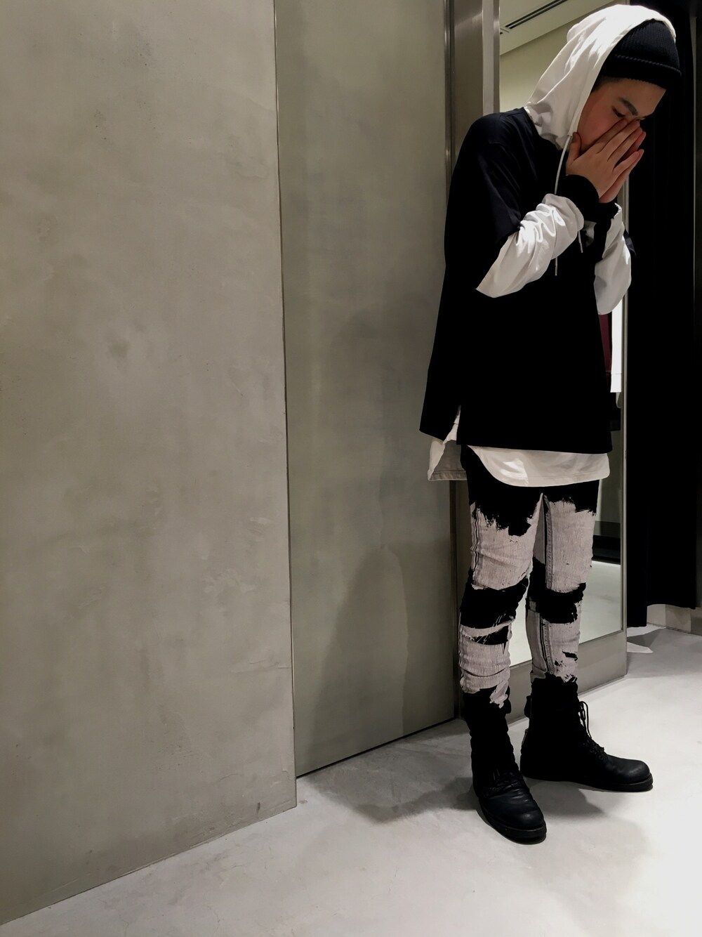「diesel black gold、レイヤードスタイル、Diesel、モノトーン、ストリート」｜「DIESEL BLACK GOLDのアイテム（トップス、ブラック系）」を使った、TATSUYAさん（メンズ・178cm）の秋コーディネートの1枚目の写真