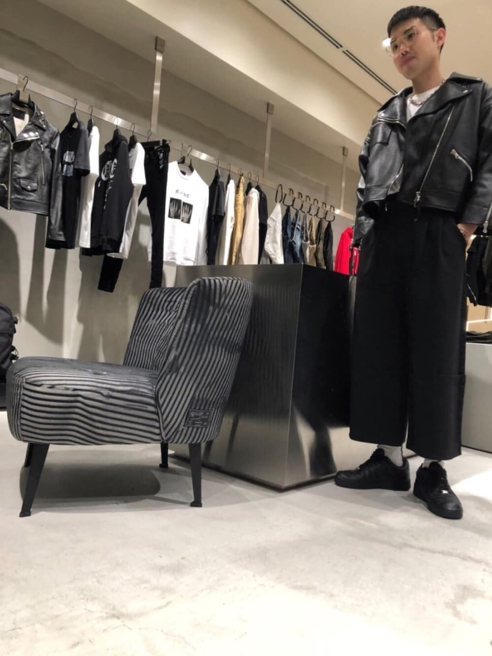 「おしゃれさんと繋がりたい、モノトーン、レザー、モード、オネエではない、スニーカー、秋のコーデ、Diesel、diesel black gold、AF1」｜「DIESEL BLACK GOLDのアイテム（ライダースジャケット、ブラック系）」を使った、TATSUYAさん（メンズ・178cm）の冬コーディネートの1枚目の写真