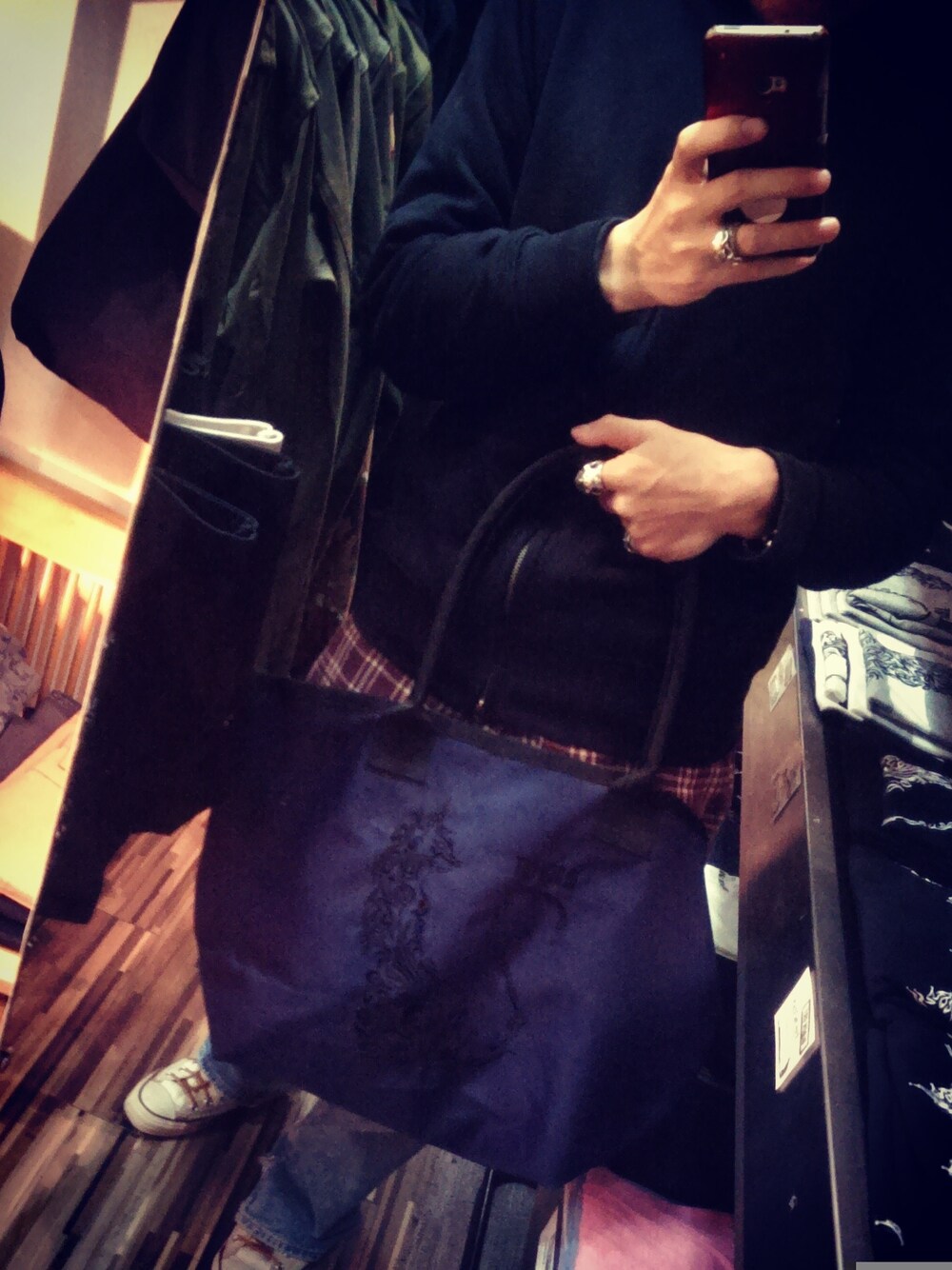 「VANS、black、NIKE、MA-1、Tシャツ、H&M、JEANASiS、kids、INGNI、ootd」｜「BLACK CAT　トートバッグ（トートバッグ、ブルー系）」を使った、愛知　BLACKCATヒロさん（メンズ・168cm）の冬コーディネートの1枚目の写真