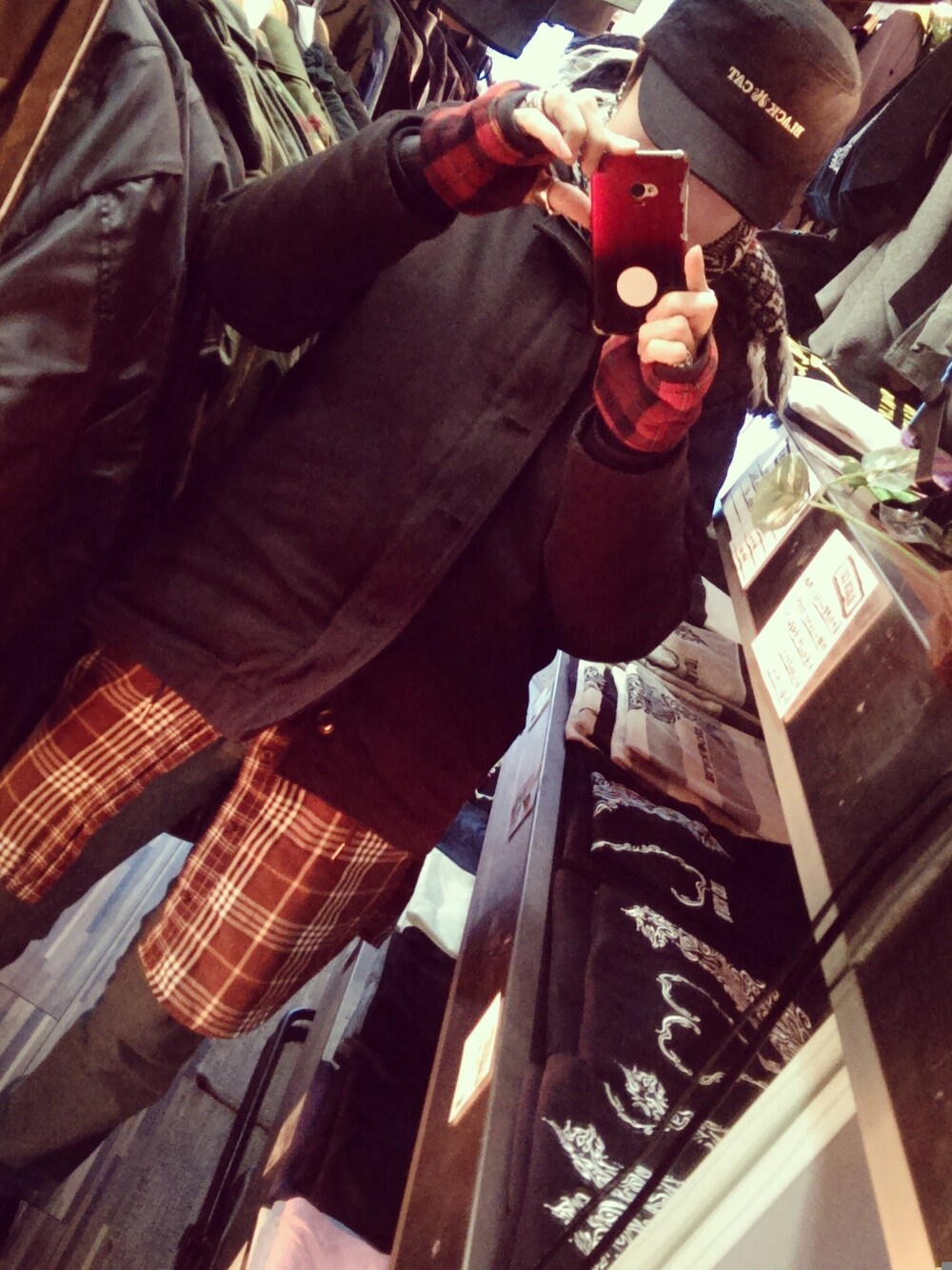 「black、CAP、chanel、onepiece、Vネックニット、birkenstock、Xmas、baby、coen、niko and ...」｜「BLACK CAT　パーカー（パーカー、ブラック系）」を使った、愛知　BLACKCATヒロさん（メンズ・168cm）の冬コーディネートの1枚目の写真