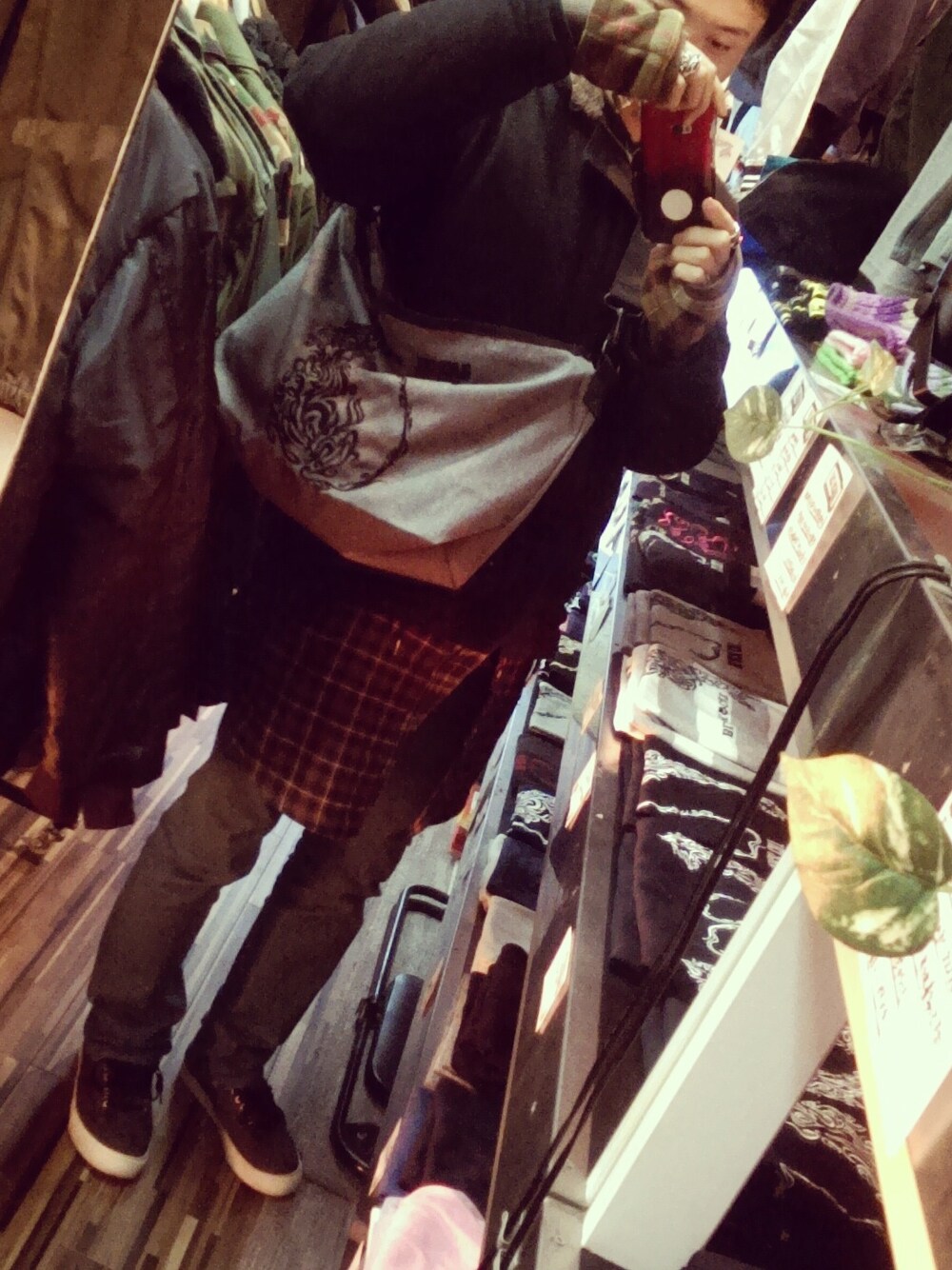 「FRAPBOIS、H&M、Dr.Martens、HARE、dholic、GU、fashion、Gジャン、FREAK’Ｓ STORE、fall」｜「BLACK CAT　パーカー（パーカー、ブラック系）」を使った、愛知　BLACKCATヒロさん（メンズ・168cm）の冬コーディネートの1枚目の写真