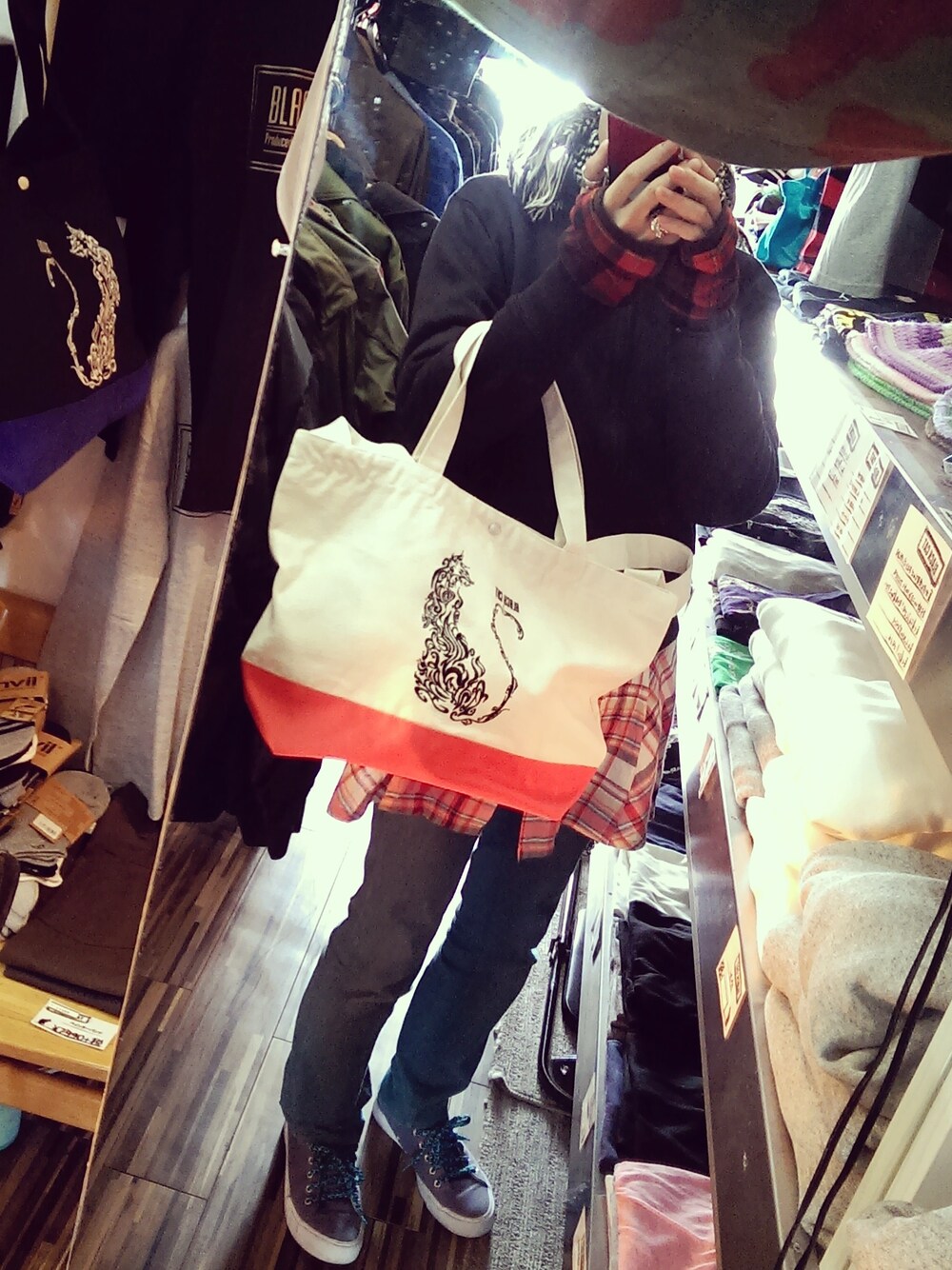 ブラック系のパーカー、ブラック系のその他アウターを着用したメンズの春コーディネートの1枚目の写真