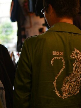 「ネコ」｜「アイテム（ミリタリージャケット）」を使った、愛知　BLACKCATヒロさん（メンズ・170cm）の秋コーディネート