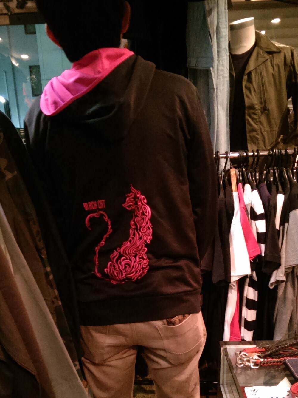 「black、ブラック、ピンク、ジャージ、名古屋、street、ネコ、winter、pink、大須」｜「BLACK CAT　ジャージ（その他アウター、ブラック系）」を使った、愛知　BLACKCATヒロさん（メンズ・170cm）の冬コーディネートの1枚目の写真