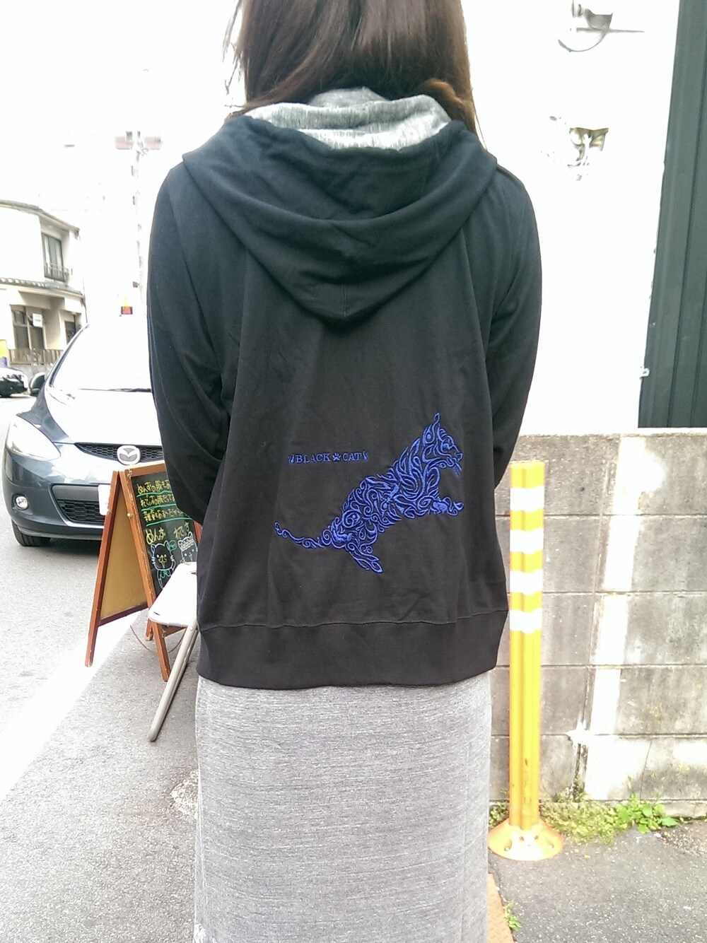 「black、ブラック、ブルー、パーカー、Tシャツ、刺繍、名古屋、blue、ネコ、大須」｜「BLACKCATオリジナル４周年記念Tシャツパーカー（パーカー、ブラック系）」を使った、愛知　BLACKCATヒロさん（レディース・172cm）の春コーディネートの1枚目の写真