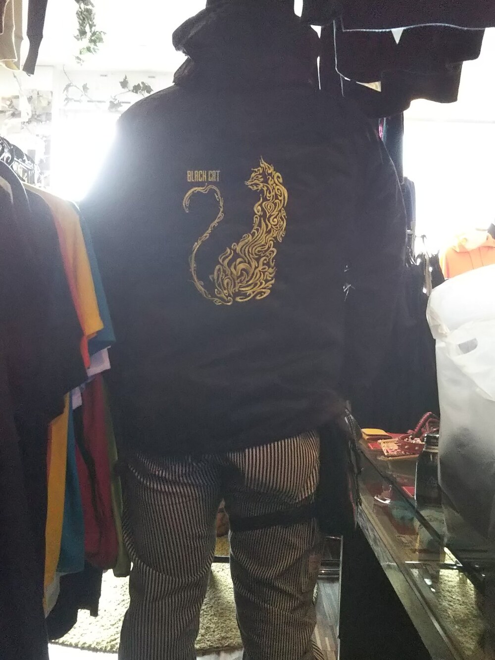 「ジャケット、black、ブラック、イエロー、刺繍、黄色、名古屋、ネコ、ネコ柄、大須」｜「BLACKCATオリジナルジャケット（その他アウター、ブラック系）」を使った、愛知　BLACKCATヒロさん（メンズ・170cm）の秋コーディネートの1枚目の写真