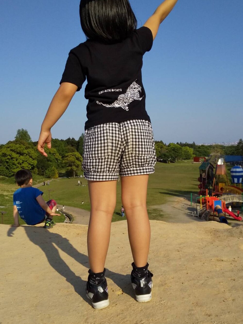 「black、ブラック、ホワイト、Tシャツ、刺繍、summer、キッズコーデ、white、ネコ、キッズファッション」｜「BLACKCATオリジナルキッズTシャツ（Tシャツ/カットソー、ブラック系）」を使った、愛知　BLACKCATヒロさん（キッズ・130cm）の春コーディネートの1枚目の写真