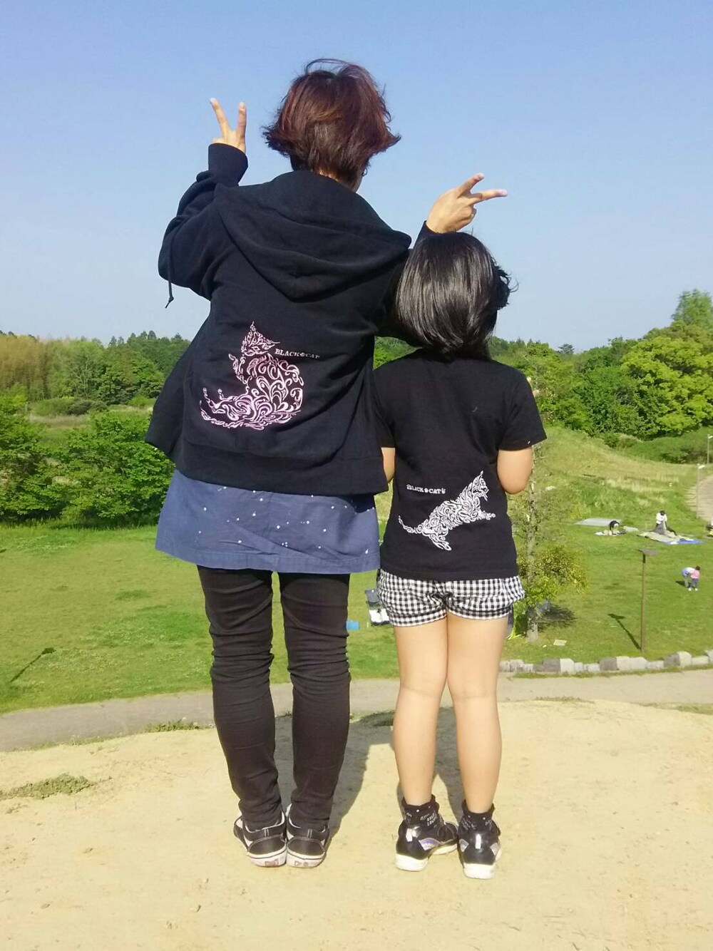 「black、ホワイト、ピンク、刺繍、spring、summer、street、ネコ、オトナカジュアル、おしゃれさんと繋がりたい」｜「BLACKCATオリジナルパーカー（パーカー、ブラック系）」を使った、愛知　BLACKCATヒロさん（レディース・168cm）の春コーディネートの1枚目の写真
