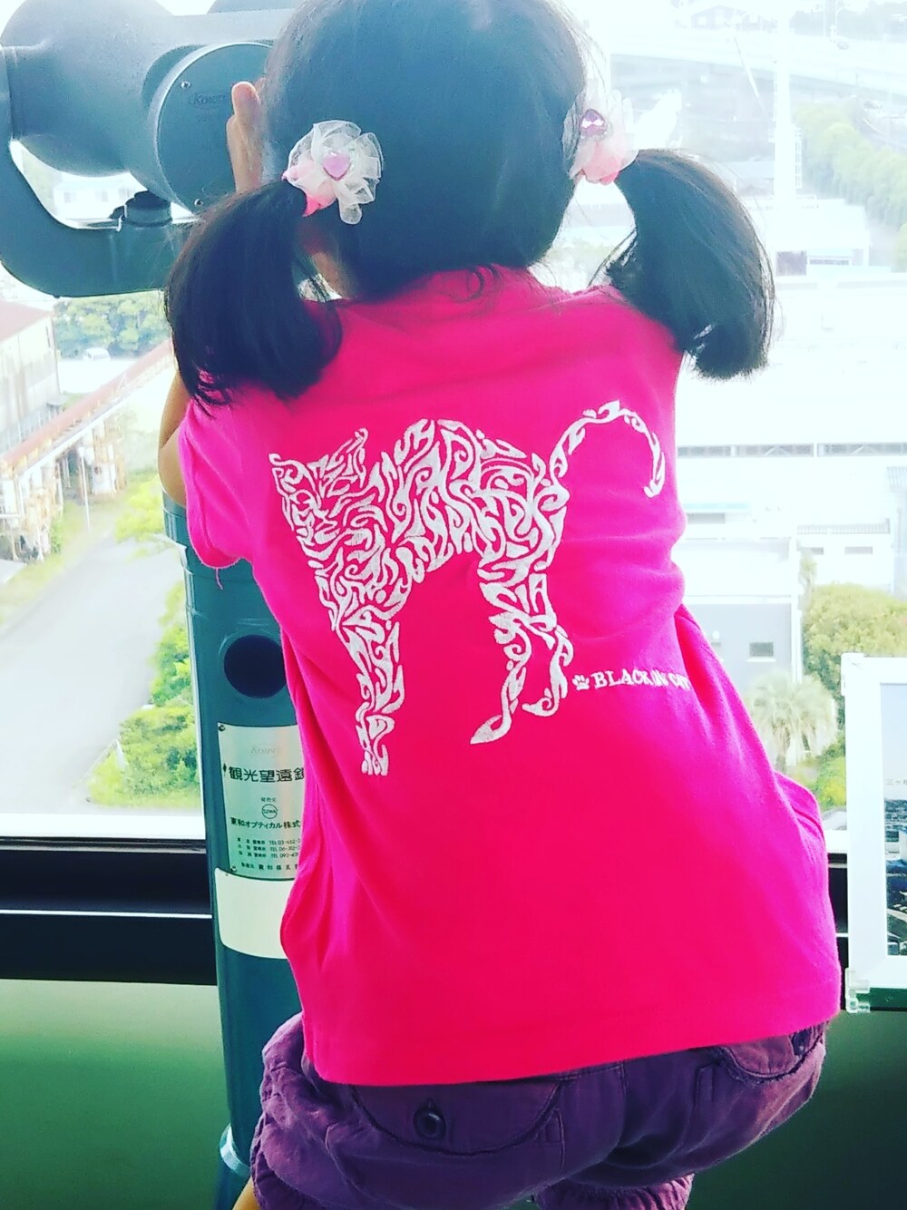「ホワイト、ピンク、Tシャツ、刺繍、summer、street、キッズコーデ、white、ネコ、pink」｜「BLACKCATオリジナルキッズTシャツ（Tシャツ/カットソー、ピンク系）」を使った、愛知　BLACKCATヒロさん（キッズ・120cm）の夏コーディネートの1枚目の写真