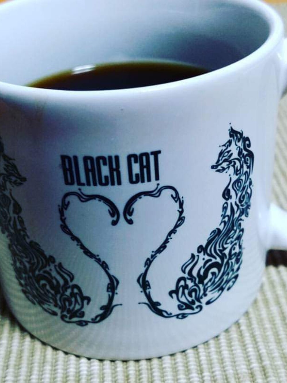 「ホワイト、プリント、黒、名古屋、street、ネコ、食器、ネコ柄、autumn、マグカップ」｜「BLACKCATオリジナルマグカップ（食器、ホワイト系）」を使った、愛知　BLACKCATヒロさん（メンズ・165cm）の秋コーディネートの1枚目の写真
