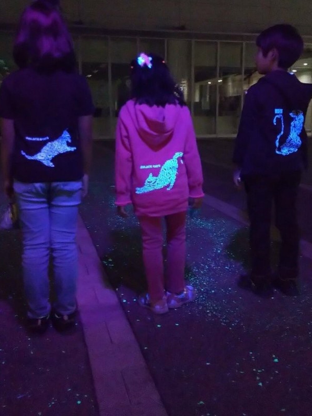 「black、ブラック、ピンク、パーカー、Tシャツ、刺繍、キッズコーデ、ネコ、winter、pink」｜「BLACKCATオリジナルキッズTシャツ（Tシャツ/カットソー、ブラック系）」を使った、愛知　BLACKCATヒロさん（キッズ・130cm）の秋コーディネートの1枚目の写真