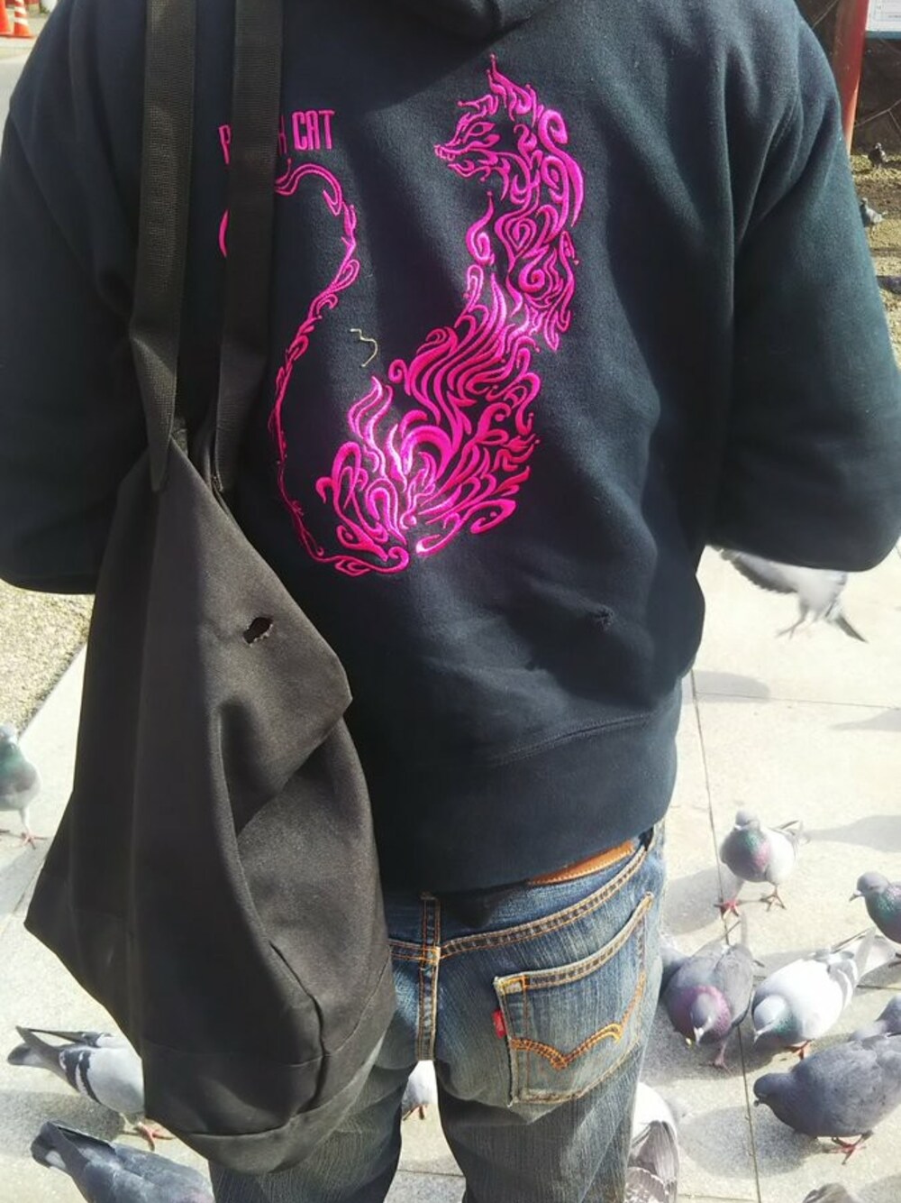 「black、ブラック、ピンク、パーカー、刺繍、spring、street、ネコ、pink、オトナカジュアル」｜「BLACKCATオリジナルパーカー（パーカー、ブラック系）」を使った、愛知　BLACKCATヒロさん（メンズ・160cm）の春コーディネートの1枚目の写真