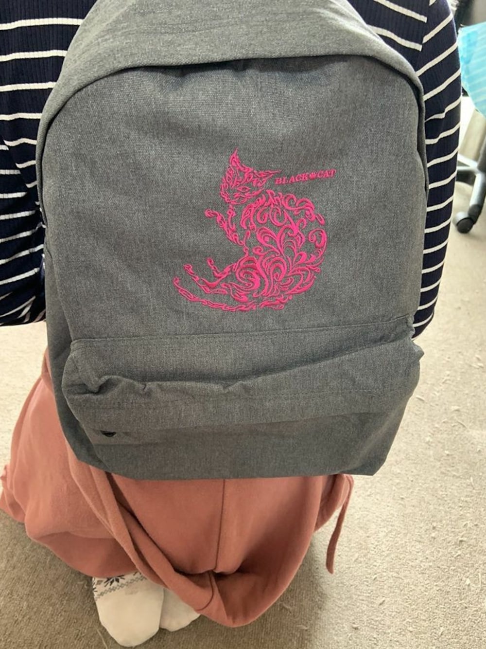 「リュック、グレー、ピンク、バッグ、刺繍、ネコ、pink、オトナカジュアル、grey、おしゃれさんと繋がりたい」｜「BLACKCATオリジナルリュック（バックパック/リュック、グレー系）」を使った、愛知　BLACKCATヒロさん（レディース・160cm）の春コーディネートの1枚目の写真