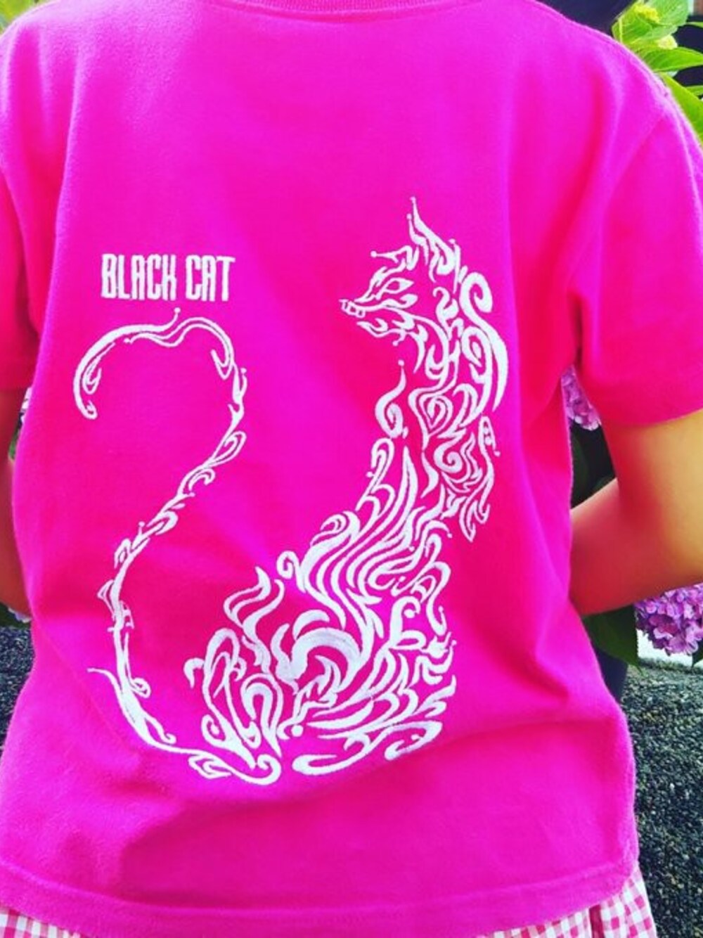 「ホワイト、Tシャツ、刺繍、summer、キッズコーデ、ネコ、pink、ネコ柄、愛知県、おしゃれさんと繋がりたい」｜「BLACKCATオリジナルTシャツ（Tシャツ/カットソー、ピンク系）」を使った、愛知　BLACKCATヒロさん（キッズ・125cm）の夏コーディネートの1枚目の写真