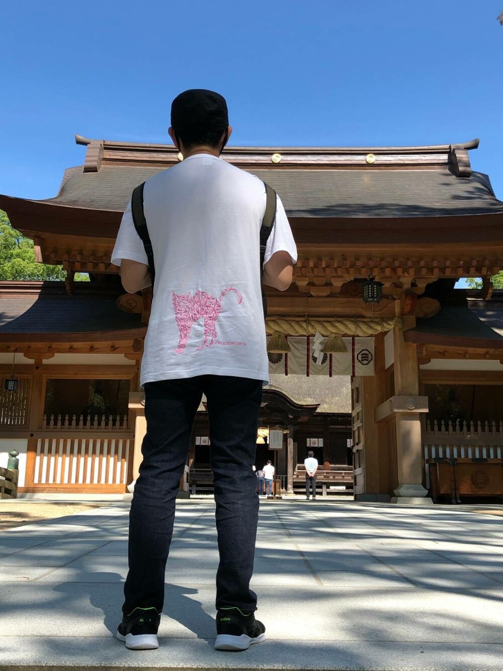 「ホワイト、ピンク、Tシャツ、刺繍、summer、street、ネコ、オトナカジュアル、ネコ柄、おしゃれさんと繋がりたい」｜「BLACKCATオリジナルTシャツ（Tシャツ/カットソー、ホワイト系）」を使った、愛知　BLACKCATヒロさん（メンズ・172cm）の夏コーディネートの1枚目の写真