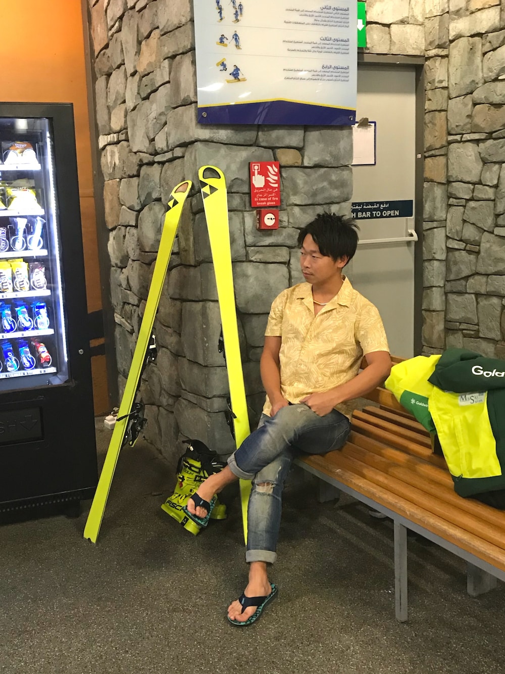 「スキー、アロハシャツ、ビーサン、海外旅行、ラフ、ラフスタイル、大人カジュアル、南国、南国コーデ」｜「Banana Republicのアイテム（シャツ/ブラウス、ゴールド系）」を使った、まささん（メンズ・170cm）の冬コーディネートの1枚目の写真