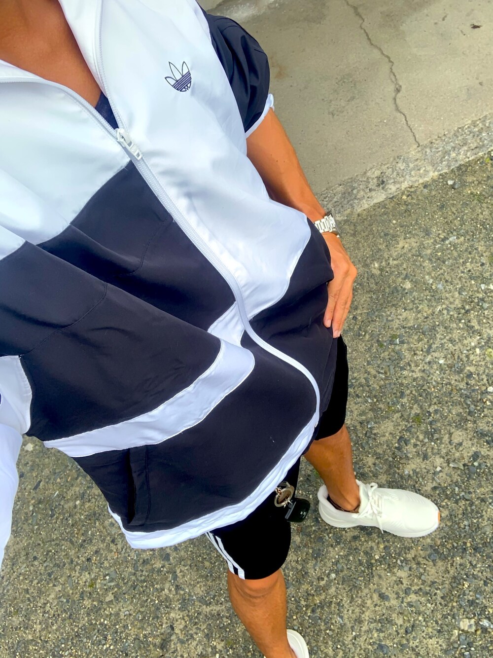 「シンプルコーデ、休日スタイル、おしゃれさんと繋がりたい、カジュアル、シンプル、スニーカーコーデ」｜「TAG Heuerのアイテム（アナログ腕時計、シルバー系）」を使った、たけすさん（メンズ・172cm）の夏コーディネートの1枚目の写真
