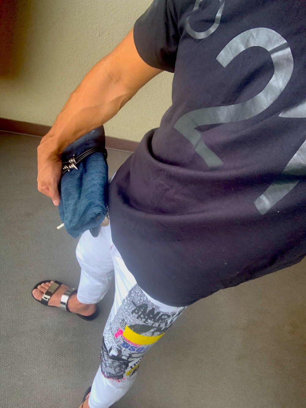 「シンプルコーデ、休日スタイル、おしゃれさんと繋がりたい、大人コーデ、きれいめカジュアル、Tシャツ、いいね、save、フォローお願いします🤑」｜「N°21のアイテム（Tシャツ/カットソー、ブラック系）」を使った、たけすさん（メンズ・172cm）の夏コーディネートの1枚目の写真