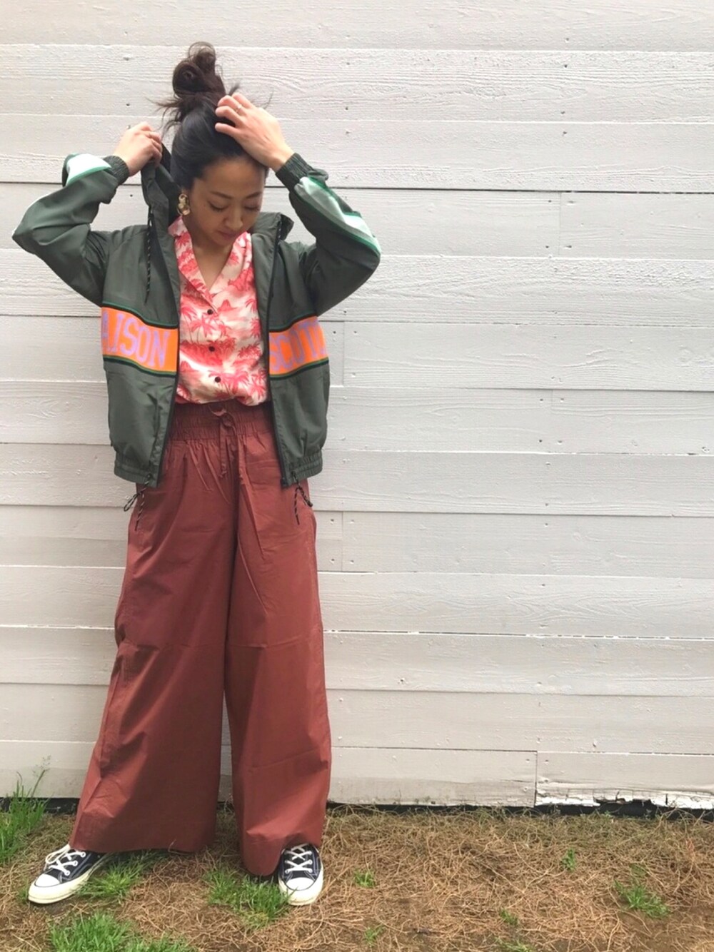 「コンバース、春コーデ、トロピカル、カジュアルコーデ、アロハシャツ、scotch&soda、メゾンスコッチ、スコッチ＆ソーダ、MAISON SCOTCH」｜「MAISON SCOTCHのアイテム（シャツ/ブラウス、ピンク系）」を使った、STAFF1さん（レディース・170cm）の春コーディネートの1枚目の写真