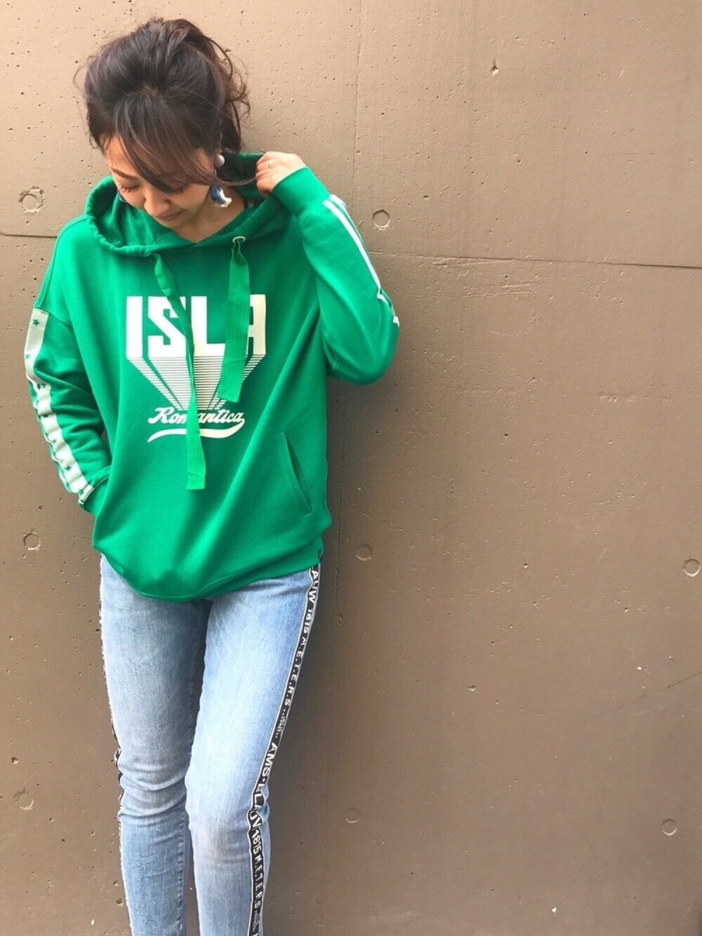 「デニム、パーカー、カジュアルコーデ、scotch&soda、メゾンスコッチ、スコッチ＆ソーダ、MAISON SCOTCH」｜「MAISON SCOTCHのアイテム（パーカー、グリーン系）」を使った、STAFF1さん（レディース・170cm）の春コーディネートの1枚目の写真