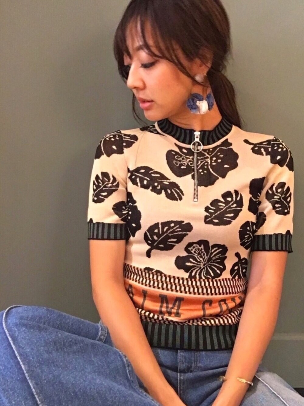 「大人カジュアル、サマーニット、リゾートスタイル、scotch&soda、メゾンスコッチ、スコッチ＆ソーダ、MAISON SCOTCH」｜「SCOTCH&SODAのクロップドワイドデニム【148172】（デニムパンツ、ブルー系）」を使った、STAFF1さん（レディース・170cm）の夏コーディネートの1枚目の写真