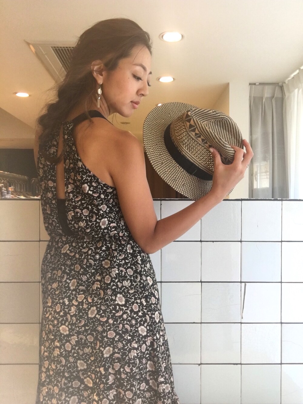 「大人カジュアル、花柄ワンピース、scotch&soda、メゾンスコッチ、スコッチ＆ソーダ、MAISON SCOTCH、オトナガーリー」｜「MAISON SCOTCHのアイテム（ワンピース/ドレス、その他）」を使った、STAFF1さん（レディース・170cm）の夏コーディネートの1枚目の写真