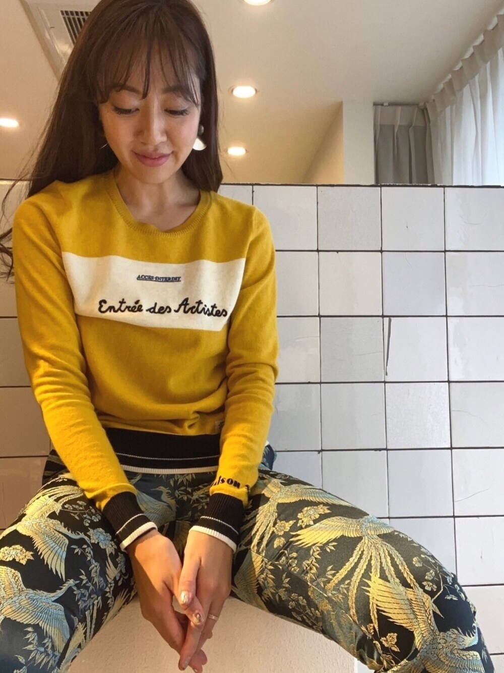 「大人コーデ、scotch&soda、メゾンスコッチ、スコッチ＆ソーダ、MAISON SCOTCH、秋コーデ」｜「MAISON SCOTCHのアイテム（ニット/セーター、イエロー系）」を使った、STAFF1さん（レディース・170cm）の秋コーディネートの1枚目の写真
