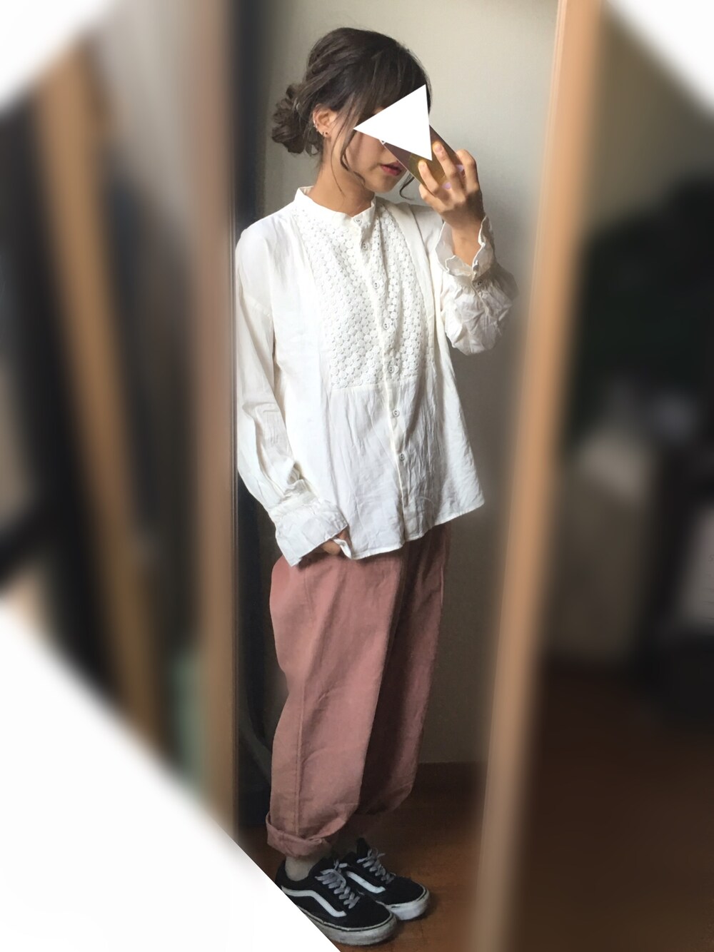 ホワイト系のシャツ/ブラウス、ピンク系のその他パンツ、ブラック系のスニーカーを着用したレディースの春コーディネートの1枚目の写真