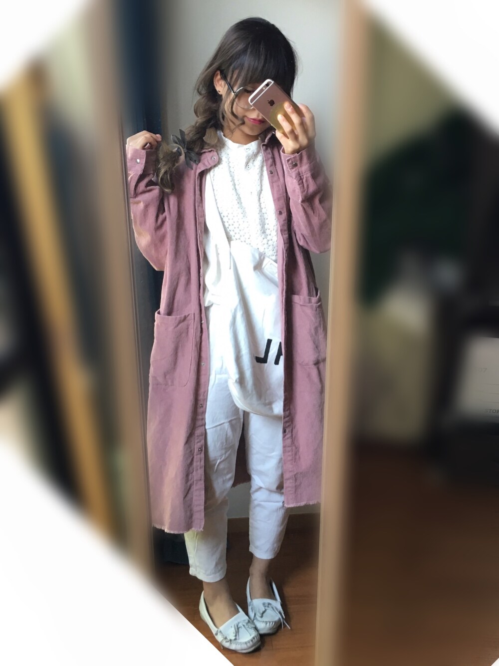 ピンク系のワンピース、ホワイト系のシャツ/ブラウス、ホワイト系のトートバッグを着用したレディースの春コーディネートの1枚目の写真