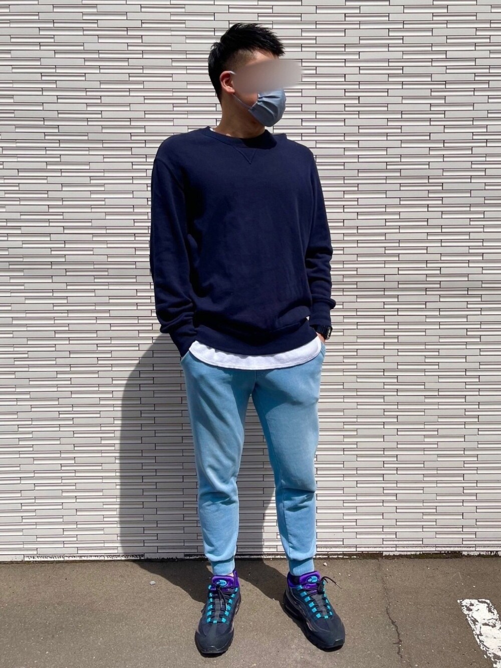 ブラック系のスニーカー、ブルー系のスウェットパンツ、ブルー系のパーカーを着用したメンズの春コーディネートの1枚目の写真