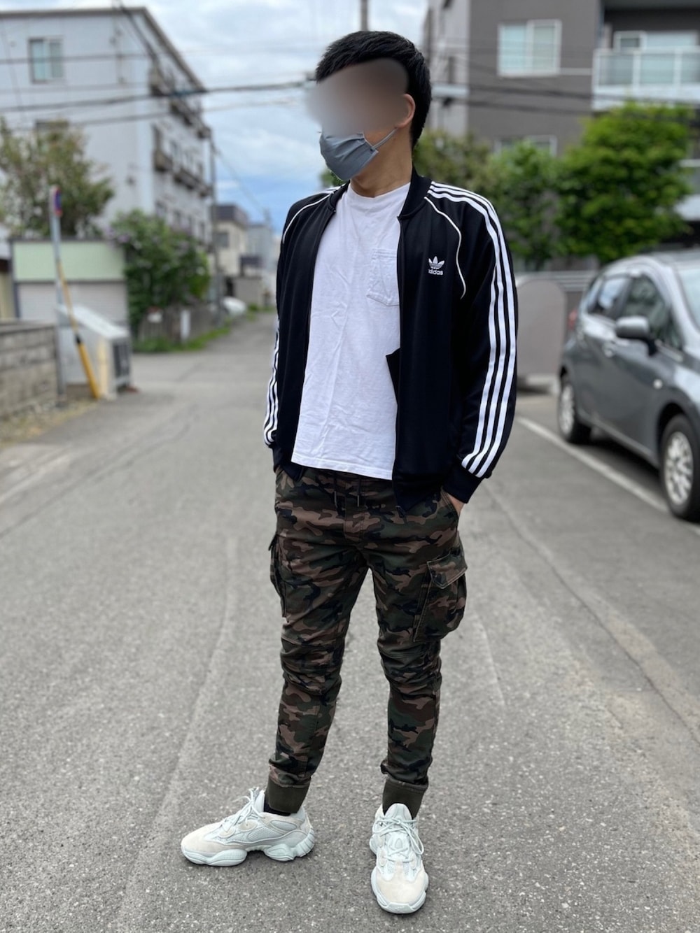「シンプルコーデ、春夏コーデ、これが私をアゲる服、白Tシャツ、adidas、yeezy、yeezy500、迷彩」｜「H&Mのアイテム（カーゴパンツ、グリーン系）」を使った、takeさん（メンズ・174cm）の春コーディネートの1枚目の写真