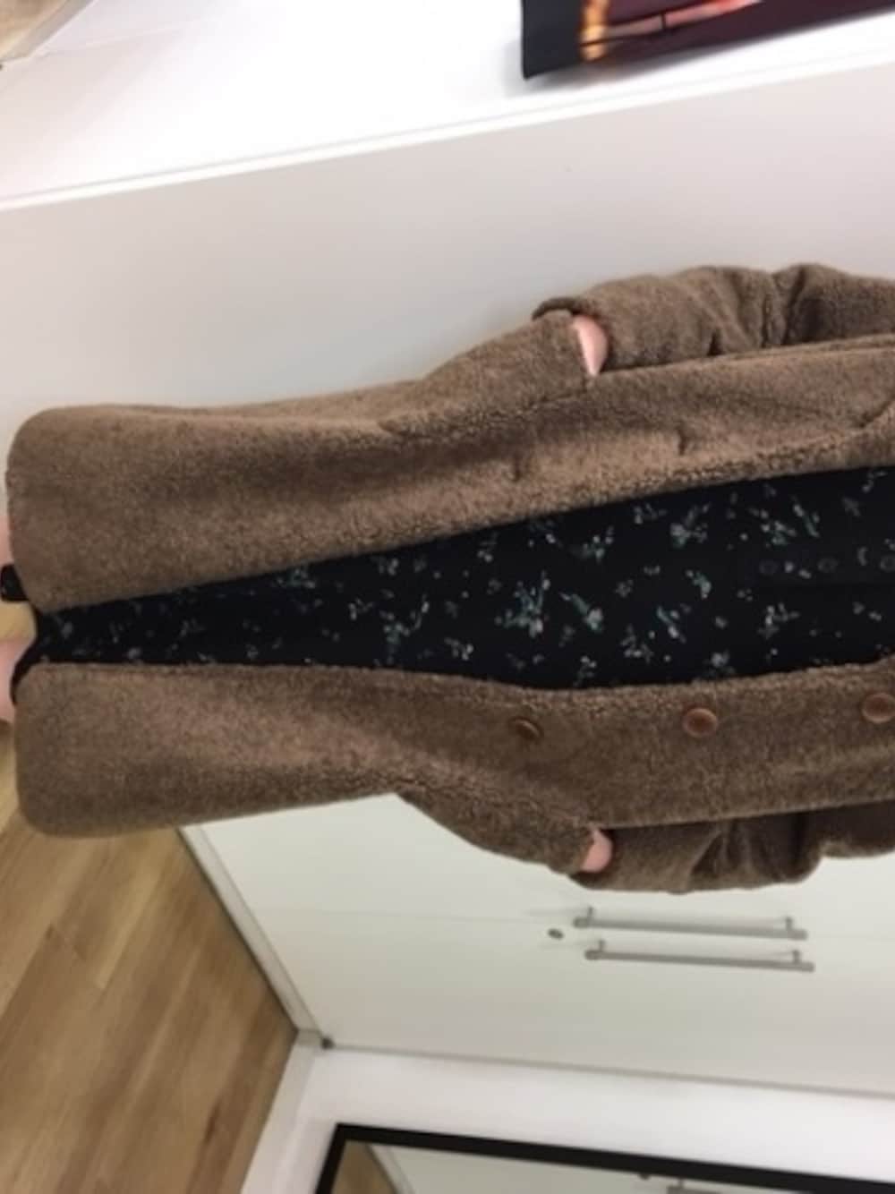 「コート、ワンピース、agnes b.、アニエスベー18hiver」｜「agnes b.のUAI8 コート（チェスターコート、ブラウン系）」を使った、AgnesBfnabashiiさん（レディース・167cm）の秋コーディネートの1枚目の写真
