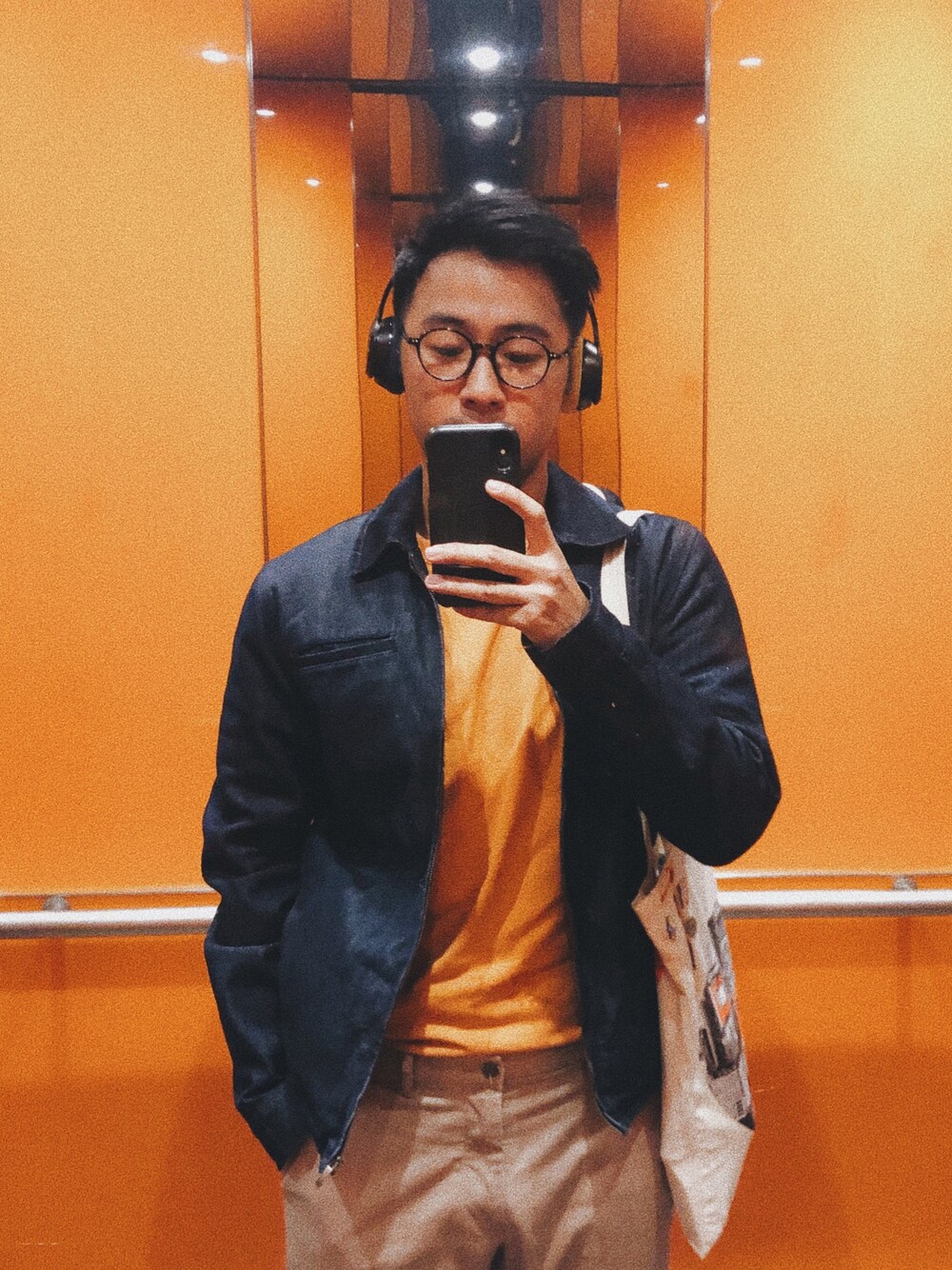 ブルー系のその他アウター、オレンジ系のTシャツ/カットソーを着用したメンズの夏コーディネートの1枚目の写真