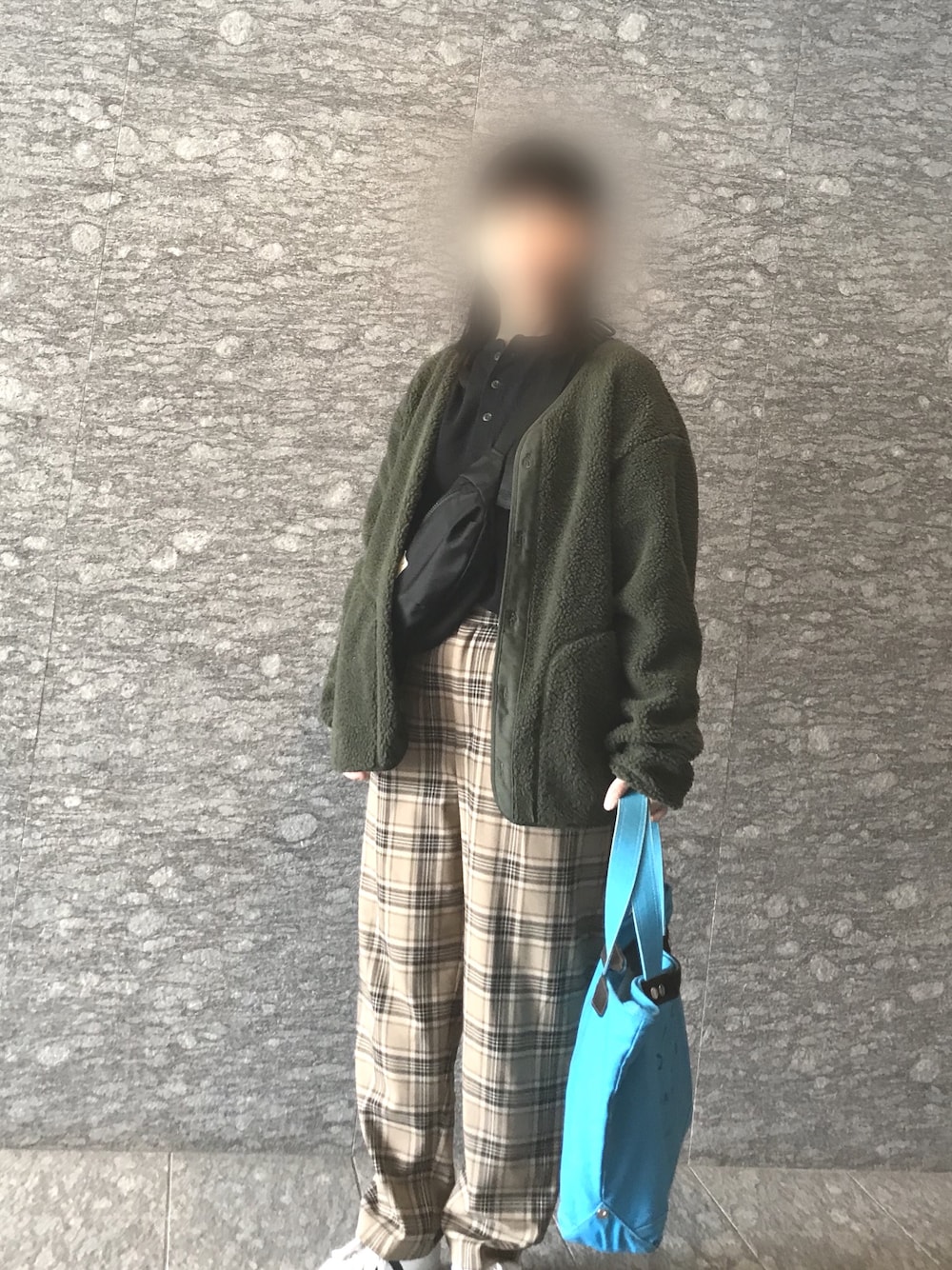 ブラック系のTシャツ/カットソー、グリーン系のジャケット/アウター、ブラック系のボディバッグ/ウエストポーチを着用したレディースの秋コーディネートの1枚目の写真