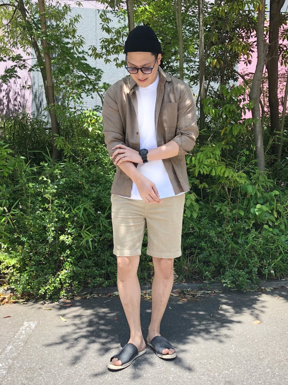 グリーン系のシャツ/ブラウス、ホワイト系のTシャツ/カットソー、ブラック系のサンダルを着用したメンズの春コーディネートの1枚目の写真
