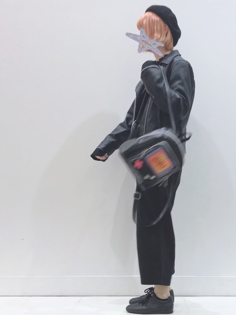 「ブラックコーデ、ライダースジャケット、黒、ベレー帽、スニーカー、HARE、Honeys、Patrick、ワイドパンツ、金髪」｜「SecretDoorのミニリュック　[ｹﾞｰﾑ]（バックパック/リュック、ブラック系）」を使った、優☺︎さん（レディース・158cm）の春コーディネートの1枚目の写真
