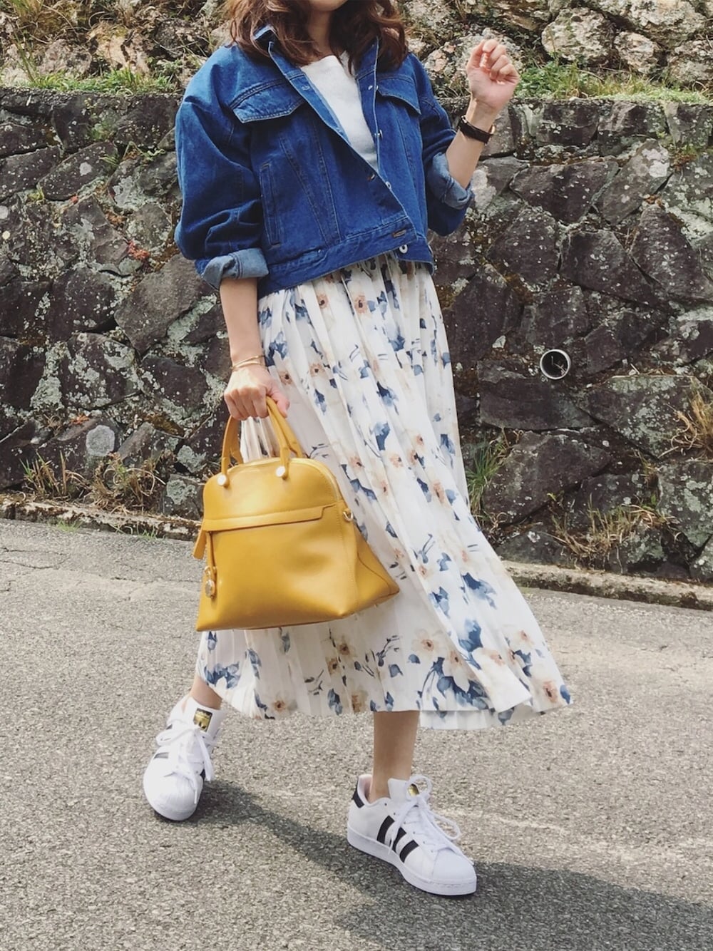 「花柄、花柄スカート、春コーデ、Gジャン、KBF、大人カジュアル」｜「MODE ROBEのフラワープリーツスカート（スカート、ホワイト系）」を使った、moyooonnさん（レディース・152cm）の春コーディネートの1枚目の写真