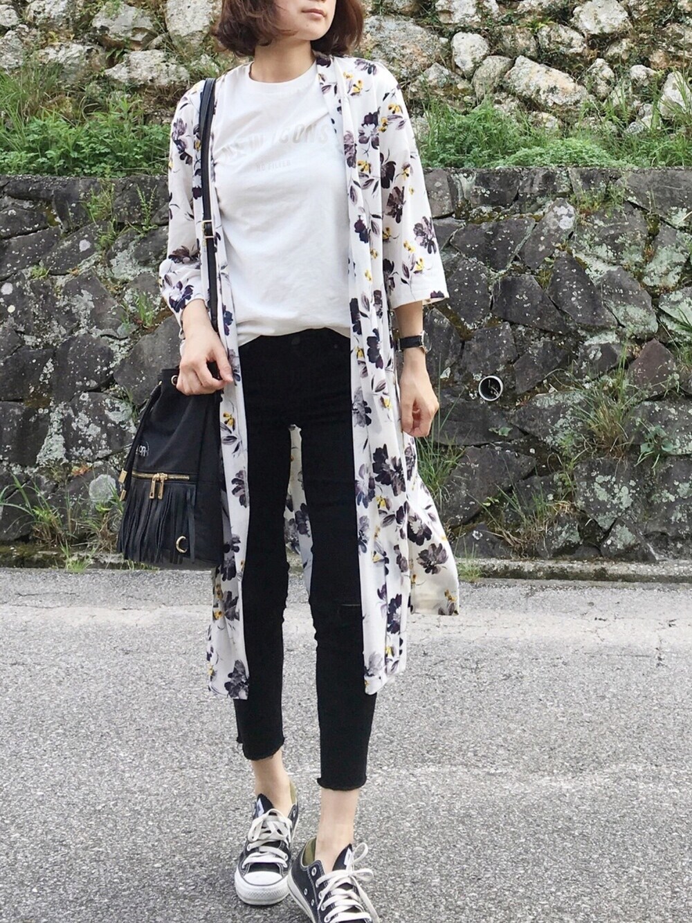 「花柄、花柄ｶﾞｳﾝ、GU、春コーデ、オトナカジュアル、パンツスタイル、黒スキニー、Tシャツ、カジュアルコーデ、モノトーン」｜「GUのアイテム（Tシャツ/カットソー、ホワイト系）」を使った、moyooonnさん（レディース・152cm）の春コーディネートの1枚目の写真