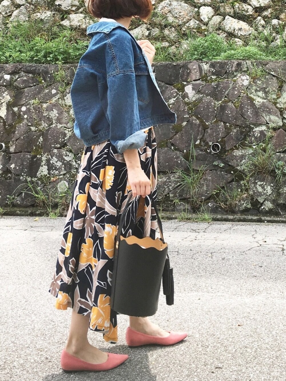 「花柄スカート、ボタニカル柄、花柄、フレアスカート、Gジャン、スカート、大人カジュアル、ピンク」｜「titivateのﾌﾟﾘﾝﾄﾀｯｸﾌﾚｱｽｶｰﾄ（スカート、ブルー系）」を使った、moyooonnさん（レディース・152cm）の春コーディネートの1枚目の写真