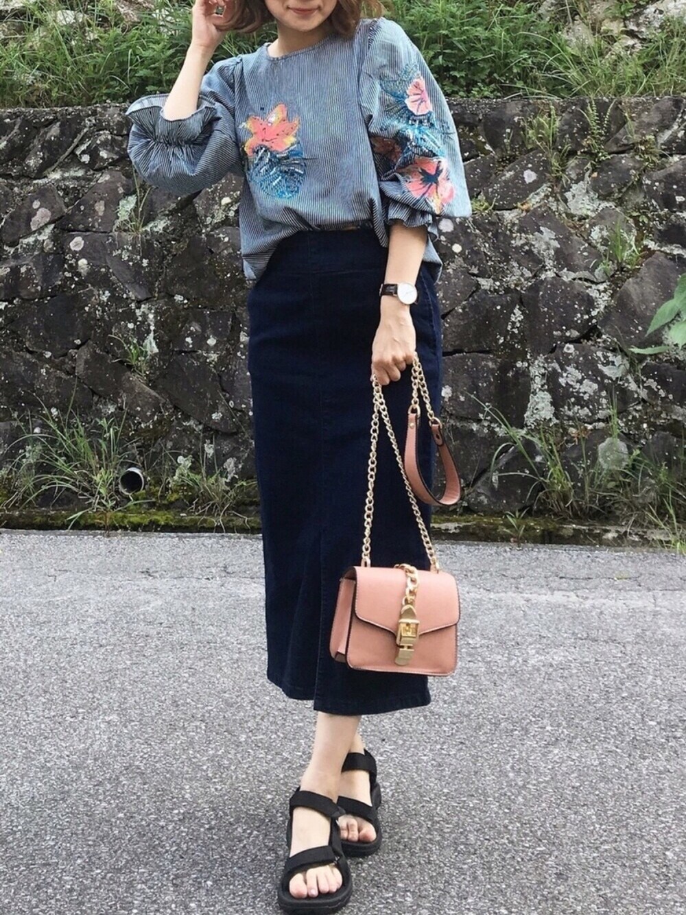 「ZARA、刺繍ブラウス、teva、大人カジュアル、シンプルコーデ、タイトスカート、デニムスカート、スポーツサンダル」｜「ZARAのアイテム（シャツ/ブラウス、ブルー系）」を使った、moyooonnさん（レディース・152cm）の春コーディネートの1枚目の写真