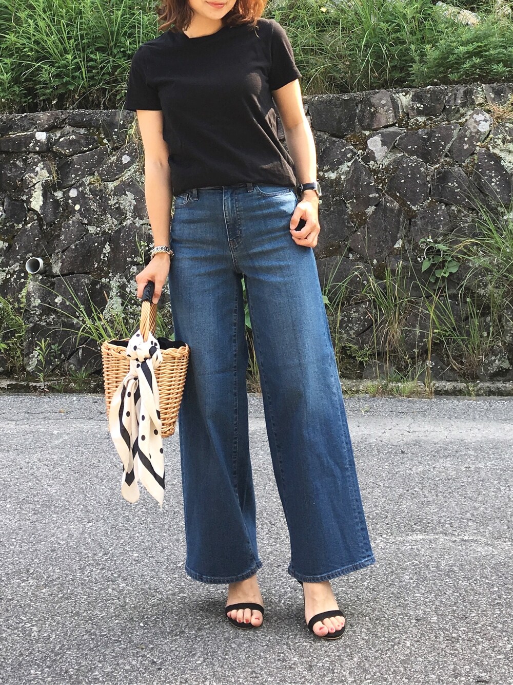 「休日スタイル、カジュアル、シンプル、ワイドパンツ、ワイドデニム、UNIQLO、大人カジュアル、ユニクロ」｜「UNIQLOのアイテム（デニムパンツ、ブルー系）」を使った、moyooonnさん（レディース・152cm）の夏コーディネートの1枚目の写真