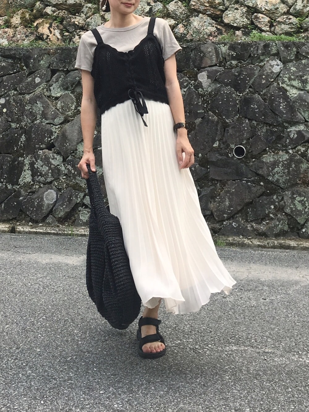 「オトナカジュアル、ビスチェ、プチプラ、ユニクロ、スカートスタイル、スカート、大人カジュアル、GRL」｜「GRLのカギ針ニットビスチェ（タンクトップ、ブラック系）」を使った、moyooonnさん（レディース・152cm）の夏コーディネートの1枚目の写真