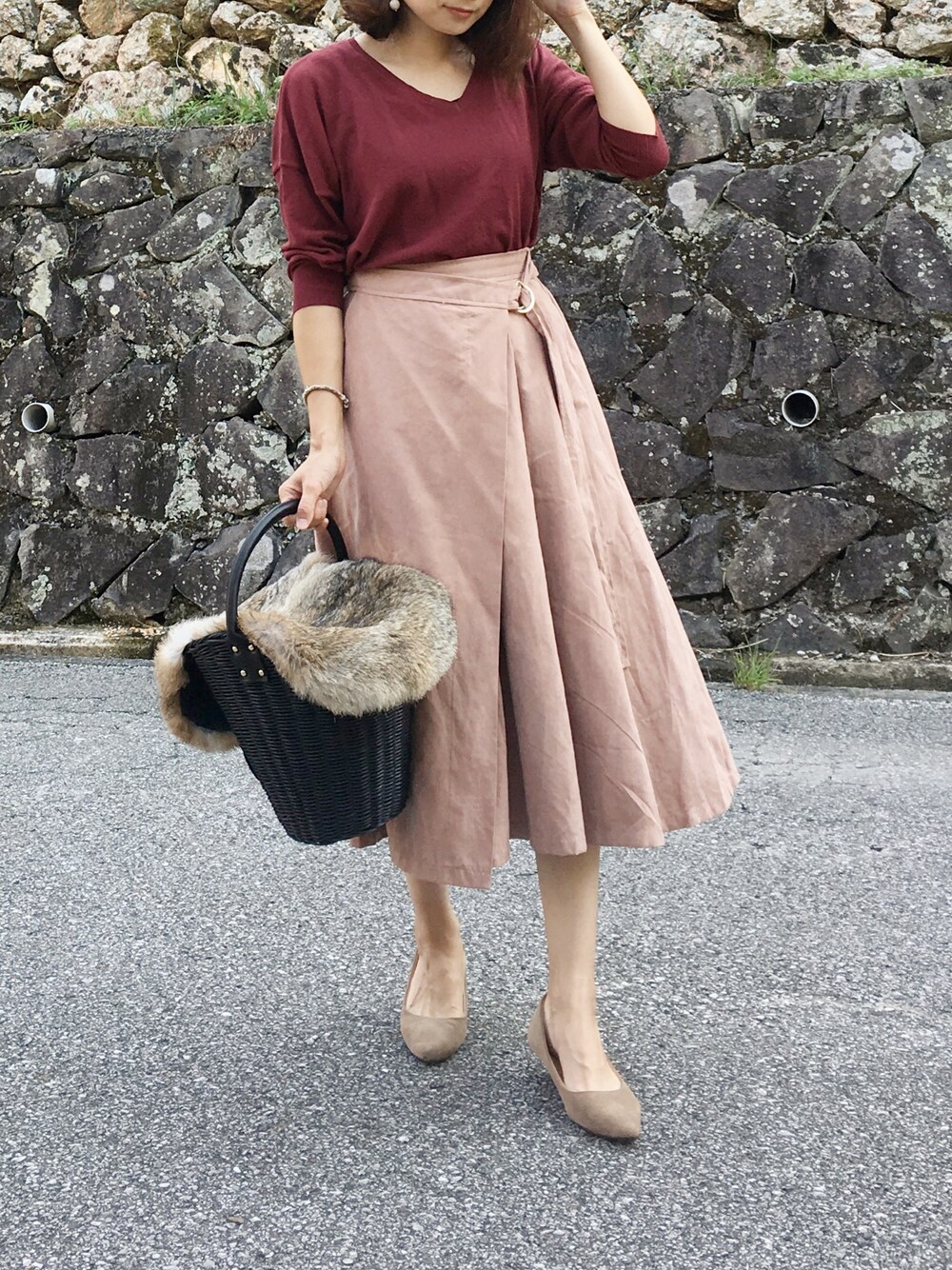 「プチプラコーデ、大人カジュアル、秋コーデ、かごバッグ、大人ガーリー、フレアスカート、スカート」｜「SLOBE IENAのSLOBE ラビットファーカゴバッグ◆（かごバッグ、ブラック系）」を使った、moyooonnさん（レディース・152cm）の夏コーディネートの1枚目の写真