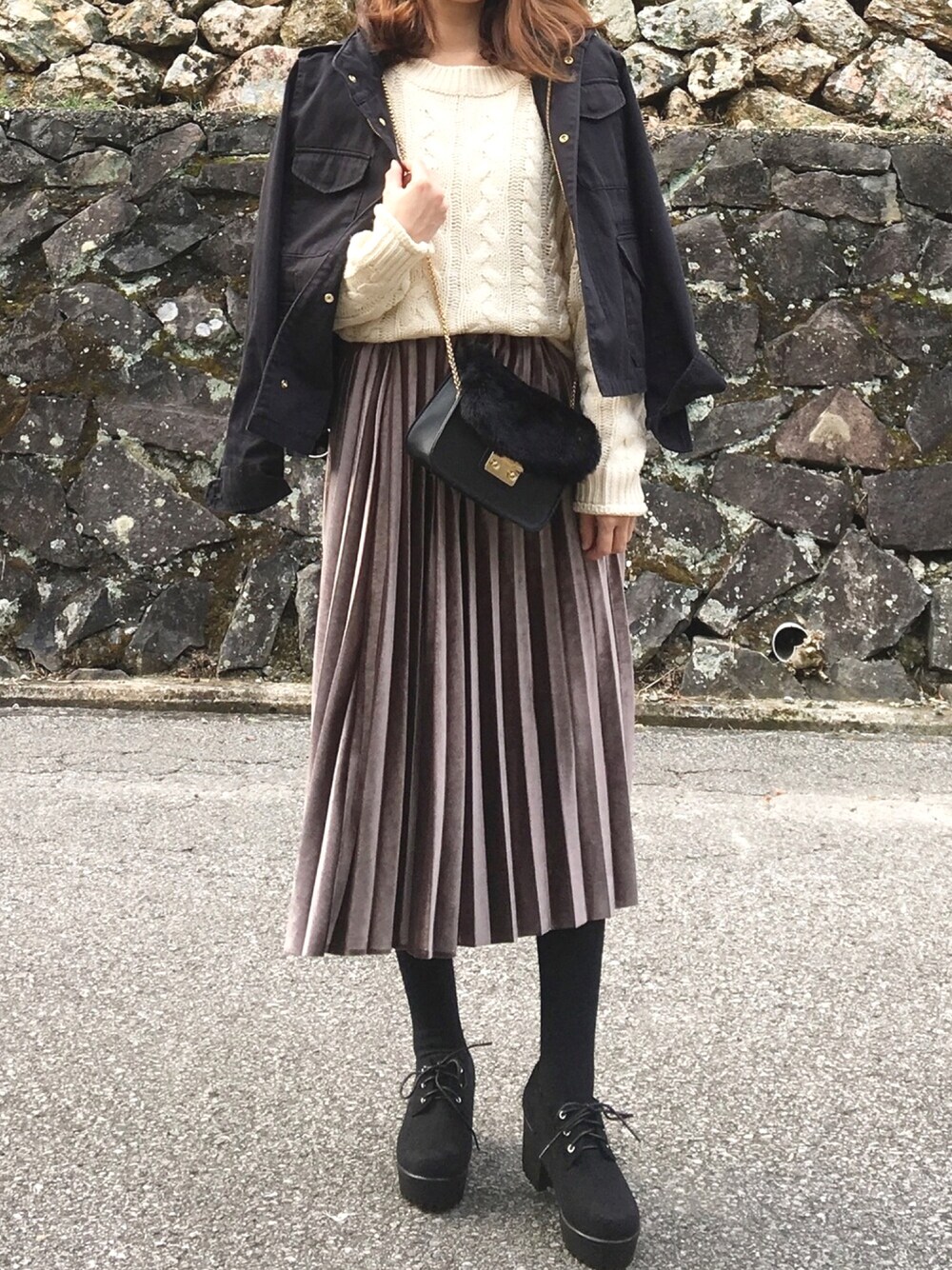 「レースアップシューズ、ベロアスカート、プリーツスカート、スカート、GRL、プチプラ、きれいめカジュアル、オトナ女子、ファーバッグ」｜「green label relaxingの○◆CB ミリタリーブルゾン M-65（ミリタリージャケット、ブルー系）」を使った、moyooonnさん（レディース・152cm）の冬コーディネートの1枚目の写真