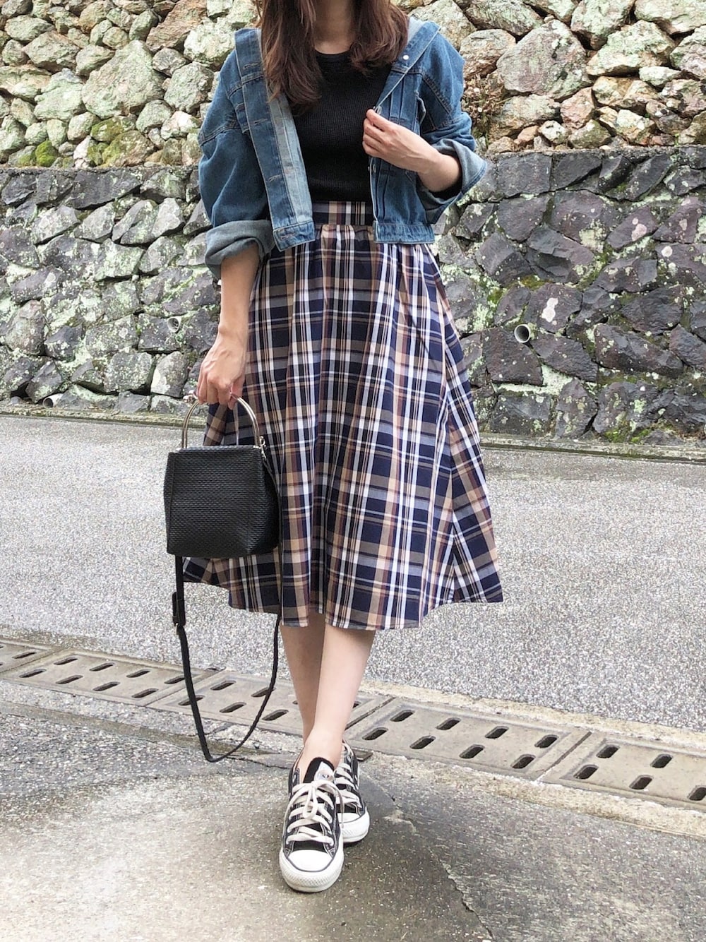 「チェックスカート、スカート、ラクチンコーデ、スニーカーコーデ、シンプルコーデ、大人カジュアル、コンバース」｜「GUのアイテム（スカート、その他）」を使った、moyooonnさん（レディース・152cm）の春コーディネートの1枚目の写真