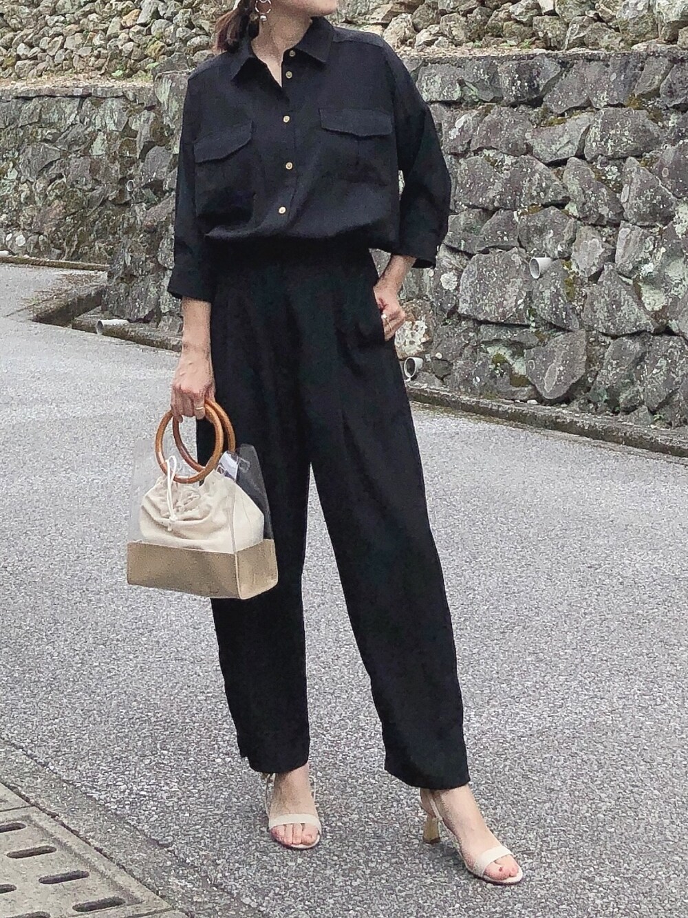 「オールインワン、シンプル、大人カジュアル、きれいめカジュアル」｜「Emma Taylorの【STYLEBAR】ミリタリーオールインワン（つなぎ/オールインワン、ブラック系）」を使った、moyooonnさん（レディース・152cm）の春コーディネートの1枚目の写真