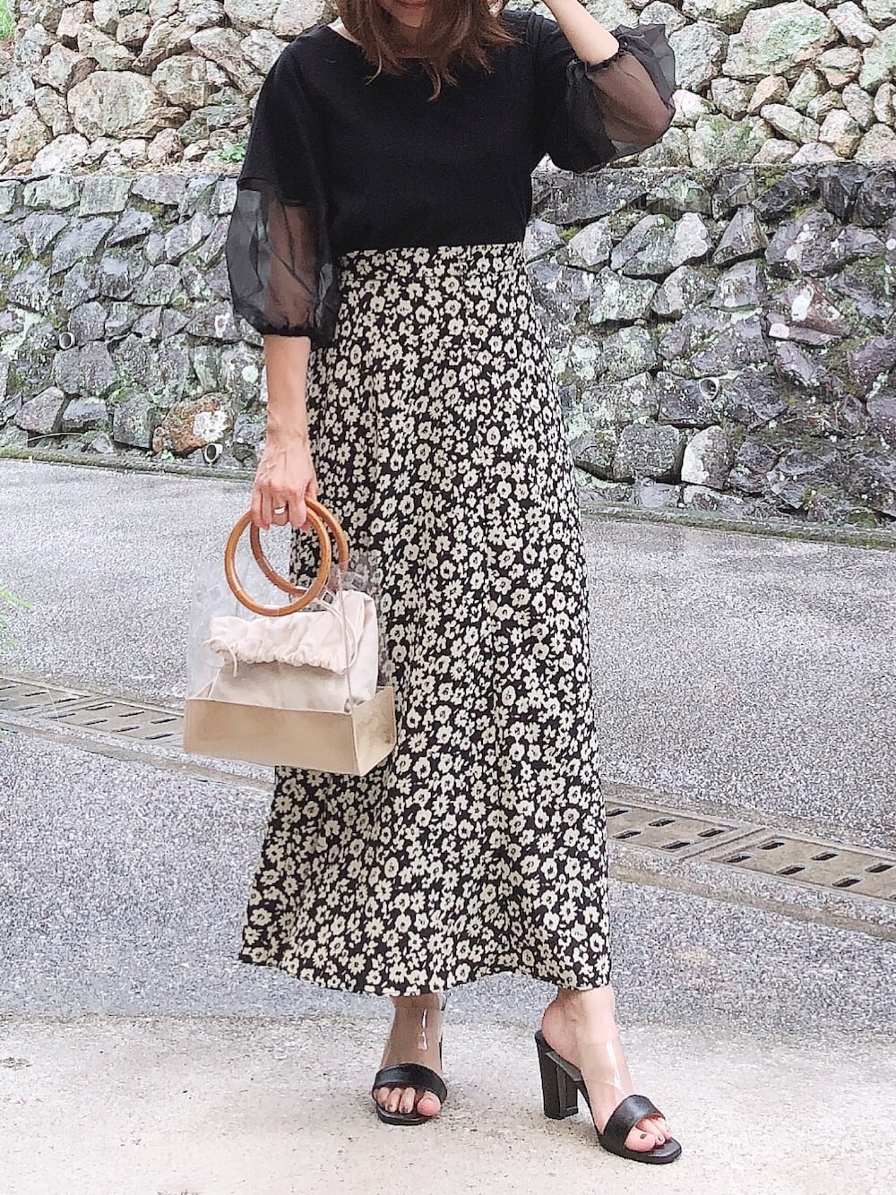 「オトナカジュアル、キレイめ、低身長、花柄スカート、スカート」｜「ROPE' PICNICのビニールトートバッグ（トートバッグ、ホワイト系）」を使った、moyooonnさん（レディース・153cm）の夏コーディネートの1枚目の写真