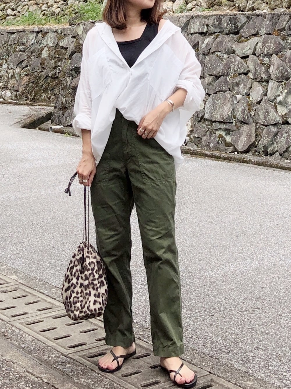 「ベイカーパンツ、ワークパンツ、ワイドパンツ、シャツスタイル、シンプルコーデ、オトナカジュアル、オトナ女子、低身長、タンクトップ」｜「IENAのベイカーパンツ◆（その他パンツ、グリーン系）」を使った、moyooonnさん（レディース・152cm）の夏コーディネートの1枚目の写真