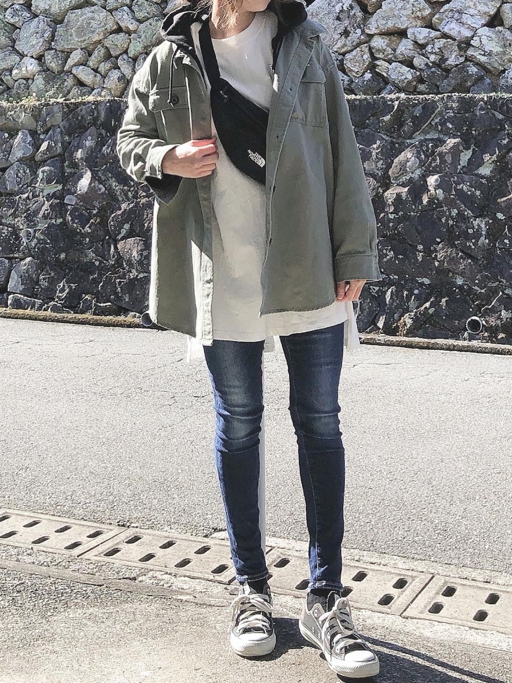 ホワイト系のTシャツ/カットソー、グリーン系のジャケット/アウター、ブラック系のパーカーを着用したレディースの冬コーディネートの1枚目の写真