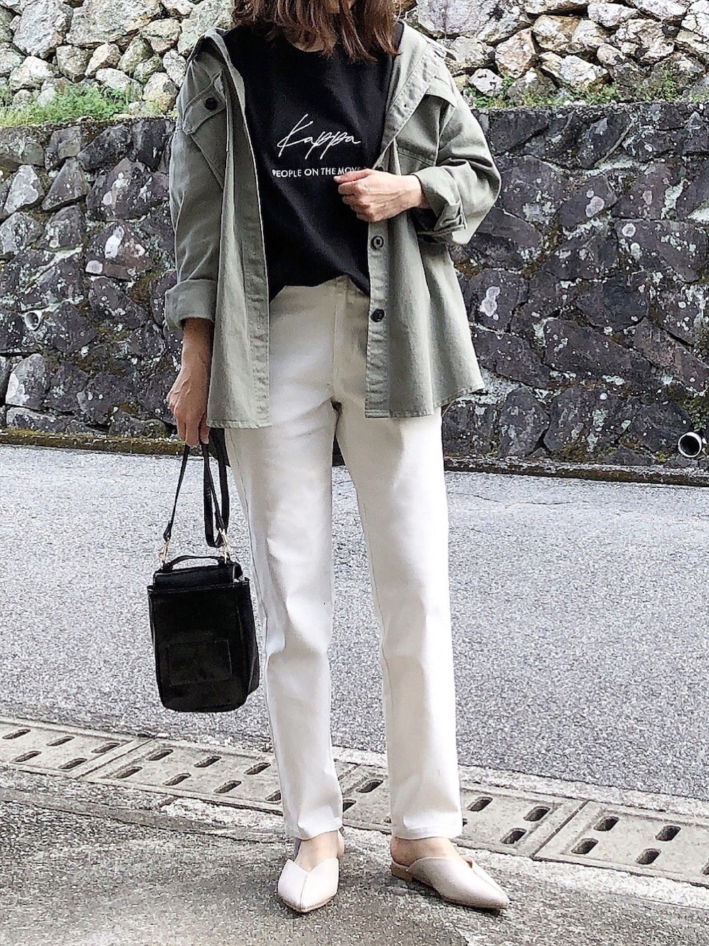 「春コーデ、シンプルコーデ、オトナ女子、テーパードパンツ、ホワイトパンツ、ミリタリーシャツ、GRL」｜「GRLのストレッチテーパードパンツ（その他パンツ、ホワイト系）」を使った、moyooonnさん（レディース・152cm）の春コーディネートの1枚目の写真